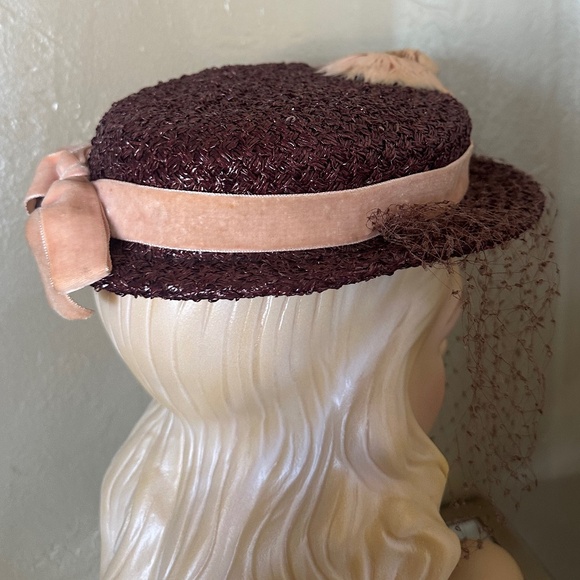 LOVELY 1940\'s BROIWN BOATER HAT WITH PINK FEATHER \